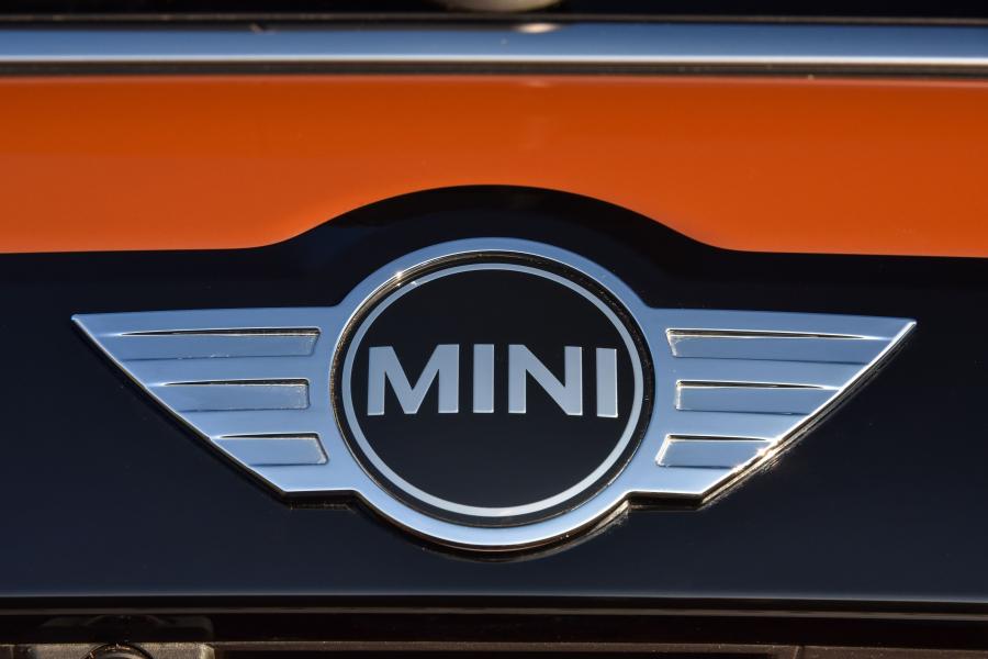 Логотип Mini Cooper Countryman 2017 года  (ZA) (фото 33 из 40)
